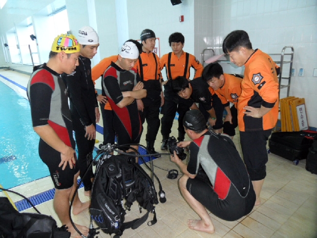 수난훈련 - 수중 통신장비 조작훈련